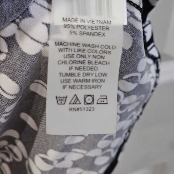 Vince Camuto ✦ Black White Geometric Blouse ✦ Cinched Sides V-Neck Sleeveless S - Picture 13 of 16